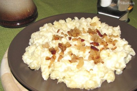 Jedenie bryndzových halušiek